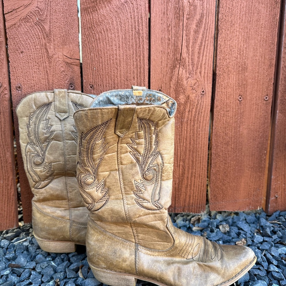 Coconut Tan and cream cowboy boots #westernvibes